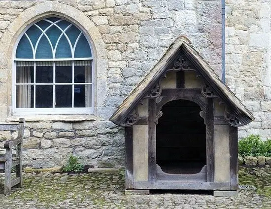 elaborate dogs kennel