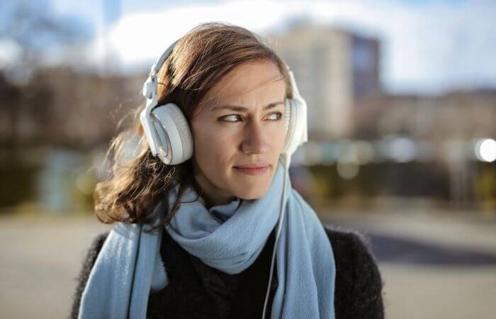 do noise-cancelling headphones need music to work